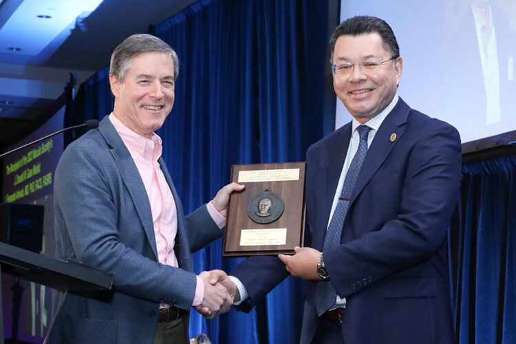 El Dr. Arévalo recibió el Premio Medalla Gass 2023