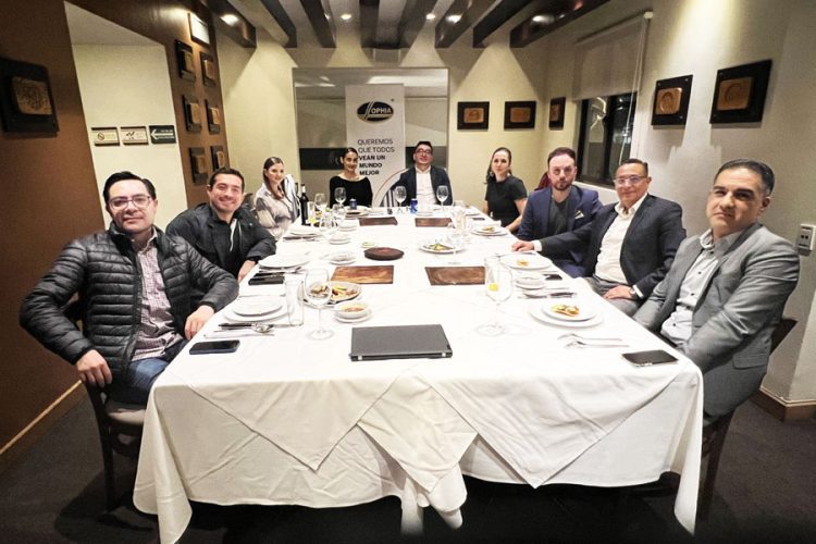 Expertos discuten caso de quemadura corneal en una reunión organizada por Laboratorios Sophia