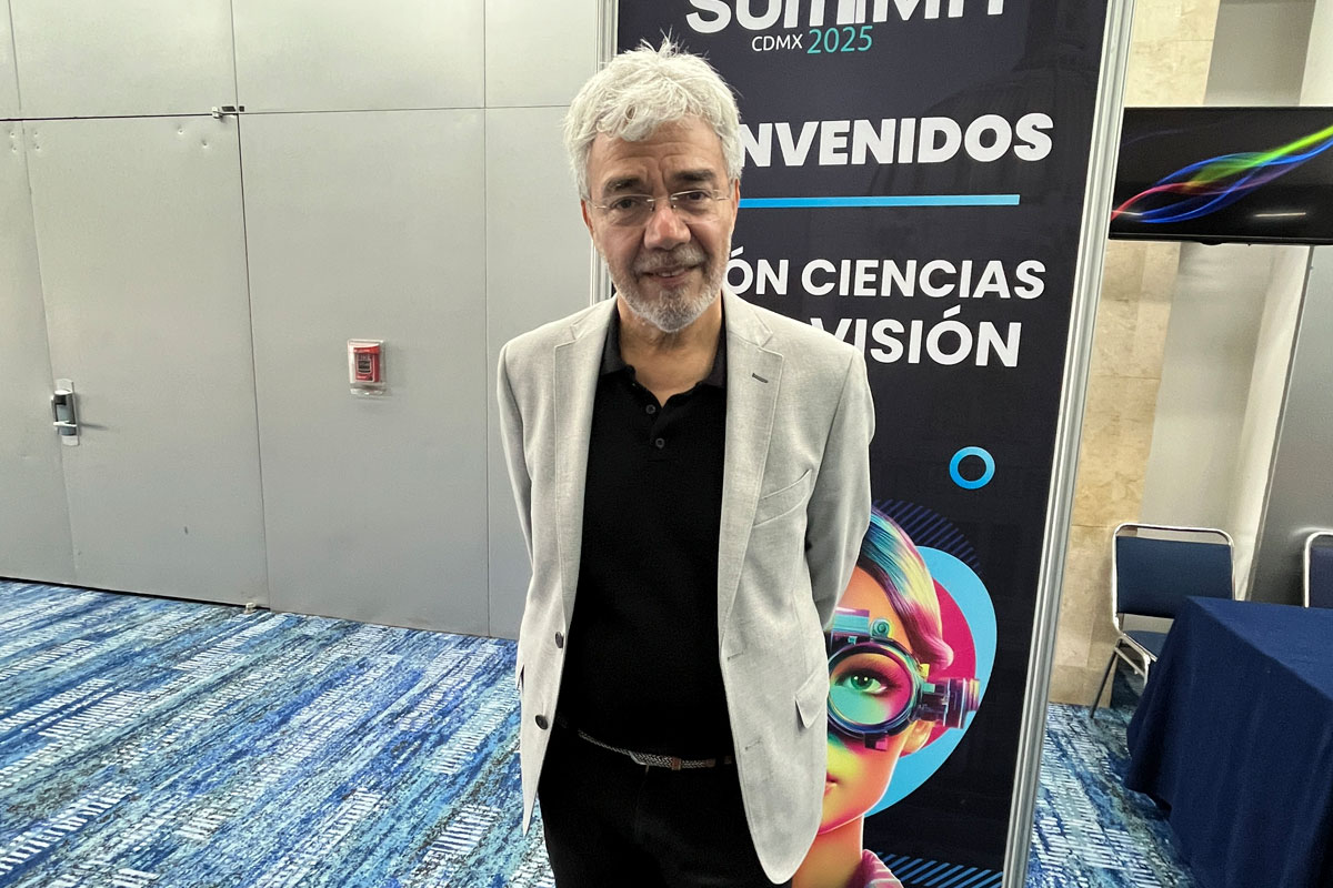 El Dr. Martín Gallegos Duarte presenta el libro Neuroestrabismo